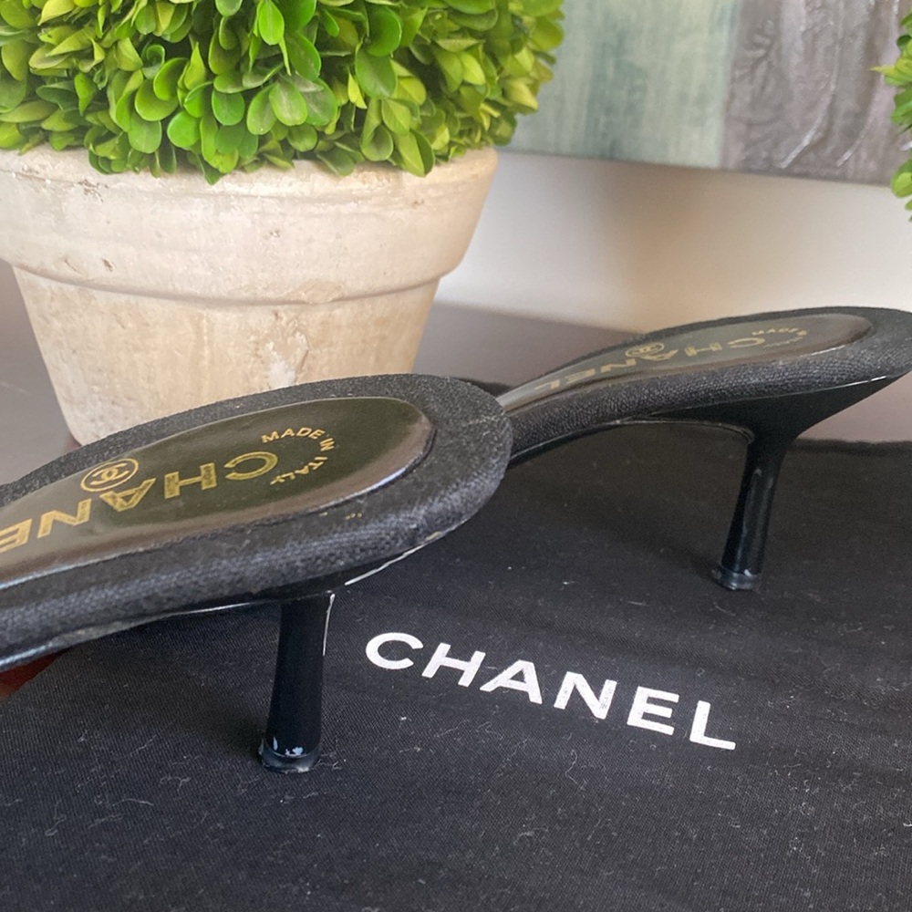 CHANEL 🖤BLACK🖤 LINEN HEELED SANDALS GOLD/WOOD FLORAL ACCENT SIZE 39.5 🌟GUC🌟 - Picture 10 of 17